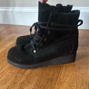 Black bear paw lace up boots